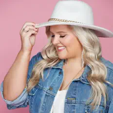 Escucha a Jennifer Blake, mira vídeos musicales, lee la biografía, consulta fechas de giras y mucho más.