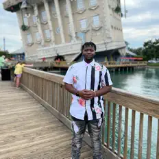 Ascolta Minnie Om, guarda video musicali, leggi la biografia, vedi le date del tour & altro!