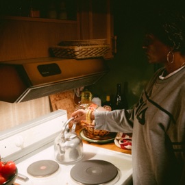 som noen går (feat. Yosef Wolde-Mariam, Jonas Benyoub & Delara) Flus