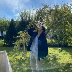 phil60を聴いたり、ミュージックビデオを鑑賞したり、経歴やツアー日程などを確認したりしましょう！