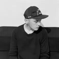 Shape Shiftを聴いたり、ミュージックビデオを鑑賞したり、経歴やツアー日程などを確認したりしましょう！