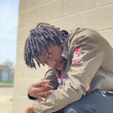 DGを聴いたり、ミュージックビデオを鑑賞したり、経歴やツアー日程などを確認したりしましょう！