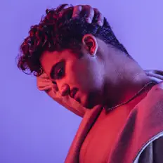 Roi Korakin dinle, müzik videolarını izle, biyografisini oku, tur tarihlerini ve daha fazlasını gör!