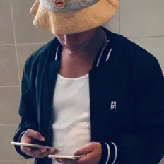 聆聽 4 Lil Larry、觀看音樂影片、閱讀小傳、查看巡演日期等！