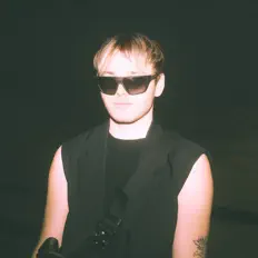 Hennslaを聴いたり、ミュージックビデオを鑑賞したり、経歴やツアー日程などを確認したりしましょう！