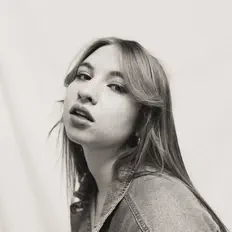 Dengarkan Makenna Webb, tonton video musik, baca bio, lihat tanggal tur & lainnya!