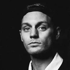 Hör dir Rokko Ca$h an, schau dir Musikvideos an, lies die Biografie, finde Tourdaten und mehr!