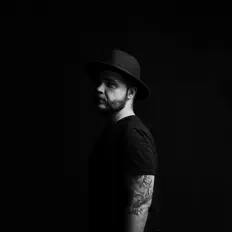 Ouça Roma Moss, assista a videoclipes, leia a biografia, veja as datas das turnês e mais!