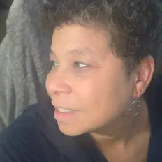 聆聽 Raggedy Jeans、觀看音樂影片、閱讀小傳、查看巡演日期等！