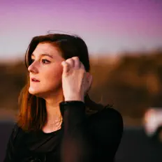 Poslechněte si interpreta Kathryn Hallberg, sledujte hudební videa, přečtěte si životopis, podívejte se na data turné a další informace.