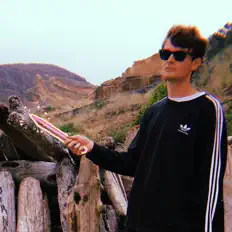 聆聽 In More Ways Than One、觀看音樂影片、閱讀小傳、查看巡演日期等！