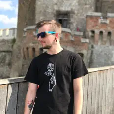 Poslechněte si interpreta Ambiguu, sledujte hudební videa, přečtěte si životopis, podívejte se na data turné a další informace.