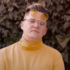 Poslechněte si interpreta Taran, sledujte hudební videa, přečtěte si životopis, podívejte se na data turné a další informace.