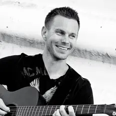 Hör dir Scott Robb an, schau dir Musikvideos an, lies die Biografie, finde Tourdaten und mehr!