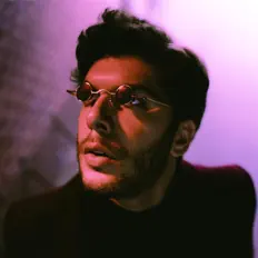 收听 BRB、观看音乐视频、阅读小传、查看巡演日期等 ！