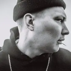 Poslechněte si interpreta T.Svoyak, sledujte hudební videa, přečtěte si životopis, podívejte se na data turné a další informace.