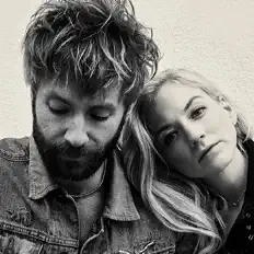 聆聽 The Sweetheart Deal、觀看音樂影片、閱讀小傳、查看巡演日期等！