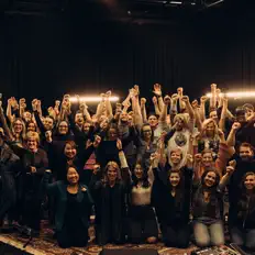 Hör dir First Free Music an, schau dir Musikvideos an, lies die Biografie, finde Tourdaten und mehr!