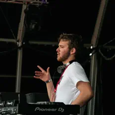 Hör dir PepsDave an, schau dir Musikvideos an, lies die Biografie, finde Tourdaten und mehr!