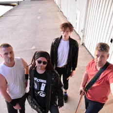 聆聽 Wooden Dolls、觀看音樂影片、閱讀小傳、查看巡演日期等！