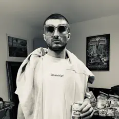 Dengarkan Yung Henny, tonton video musik, baca bio, lihat tanggal tur & lainnya!