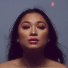 Poslechněte si interpreta Radha, sledujte hudební videa, přečtěte si životopis, podívejte se na data turné a další informace.