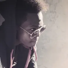 Ouça Emoji, assista a videoclipes, leia a biografia, veja as datas das turnês e mais!