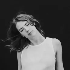 Krista Showsを聴いたり、ミュージックビデオを鑑賞したり、経歴やツアー日程などを確認したりしましょう！
