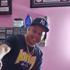 收听 DJ Sir RJ、观看音乐视频、阅读小传、查看巡演日期等 ！