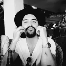 Javinchi을(를) 듣고, 뮤직 비디오를 보고, 약력을 읽고, 투어 일정 등을 확인하세요!