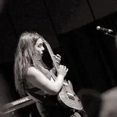 Poslechněte si interpreta Alice Kane Wolf, sledujte hudební videa, přečtěte si životopis, podívejte se na data turné a další informace.