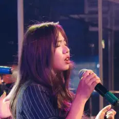 Esther Sian을(를) 듣고, 뮤직 비디오를 보고, 약력을 읽고, 투어 일정 등을 확인하세요!