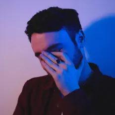 聆聽 Pris、觀看音樂影片、閱讀小傳、查看巡演日期等！