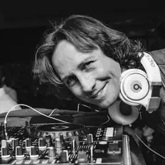 Escucha a JoLyMoKa, mira videos musicales, lee su biografía, consulta las fechas de las gira y más.