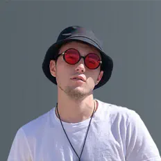 Posłuchaj wykonawcy Skobby, obejrzyj teledyski, przeczytaj biografię, zobacz daty tras koncertowych i nie tylko!