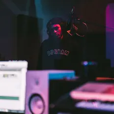 Dengarkan Mique, tonton video musik, baca bio, lihat tanggal tur & lainnya!