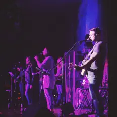 Hör dir Unbound an, schau dir Musikvideos an, lies die Biografie, finde Tourdaten und mehr!