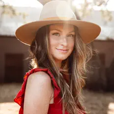 Brooke Stephenson: песни, клипы, биография, даты выступлений и многое другое.