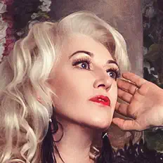 Inessaを聴いたり、ミュージックビデオを鑑賞したり、経歴やツアー日程などを確認したりしましょう！