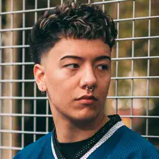 收听 Young Vene、观看音乐视频、阅读小传、查看巡演日期等 ！