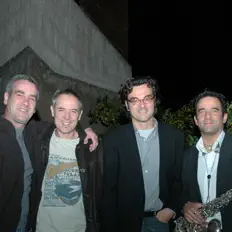 收听 A Tree for Two、观看音乐视频、阅读小传、查看巡演日期等 ！