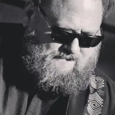 Tom Gilbertsを聴いたり、ミュージックビデオを鑑賞したり、経歴やツアー日程などを確認したりしましょう！