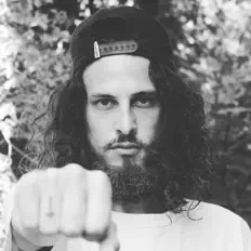 Escucha a CW Jones, mira vídeos musicales, lee la biografía, consulta fechas de giras y mucho más.