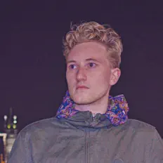 聆聽 Lou Adams、觀看音樂影片、閱讀小傳、查看巡演日期等！