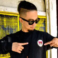 收听 The Lunch Table、观看音乐视频、阅读小传、查看巡演日期等 ！
