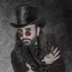 聆聽 Silver Dust、觀看音樂影片、閱讀小傳、查看巡演日期等！