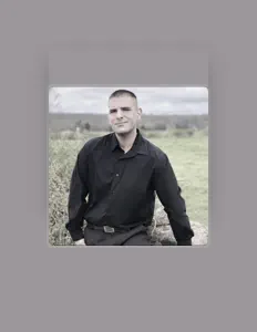 Ascolta Justin Gigliello, guarda video musicali, leggi la biografia, vedi le date del tour & altro!