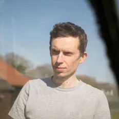 Spring In A Small Townを聴いたり、ミュージックビデオを鑑賞したり、経歴やツアー日程などを確認したりしましょう！