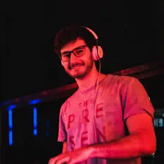 Hör dir Tachi an, schau dir Musikvideos an, lies die Biografie, finde Tourdaten und mehr!