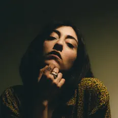 聆聽 Julielle、觀看音樂影片、閱讀小傳、查看巡演日期等！